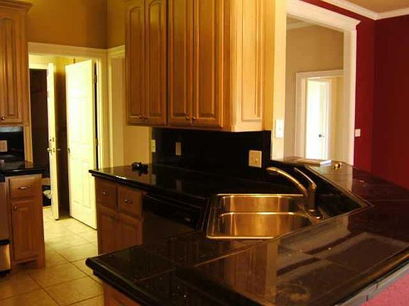 2nd image of 909 SW 39th St #Townhouse