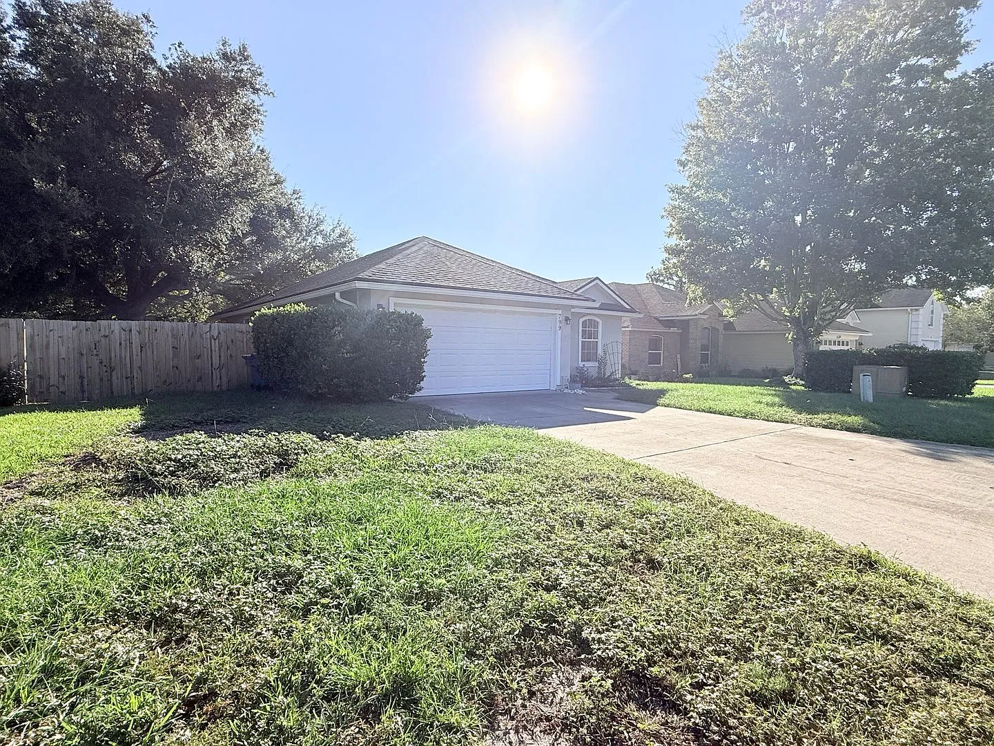 Spacious 3-Bedroom Home with Fireplace, Fenced Yard & Beautiful Water Views! — Photo 2