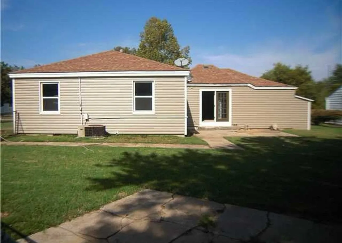 3 bed, 1406 sqft, $1,400 — Photo 2