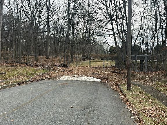 4th image of 9 Dulles Dr