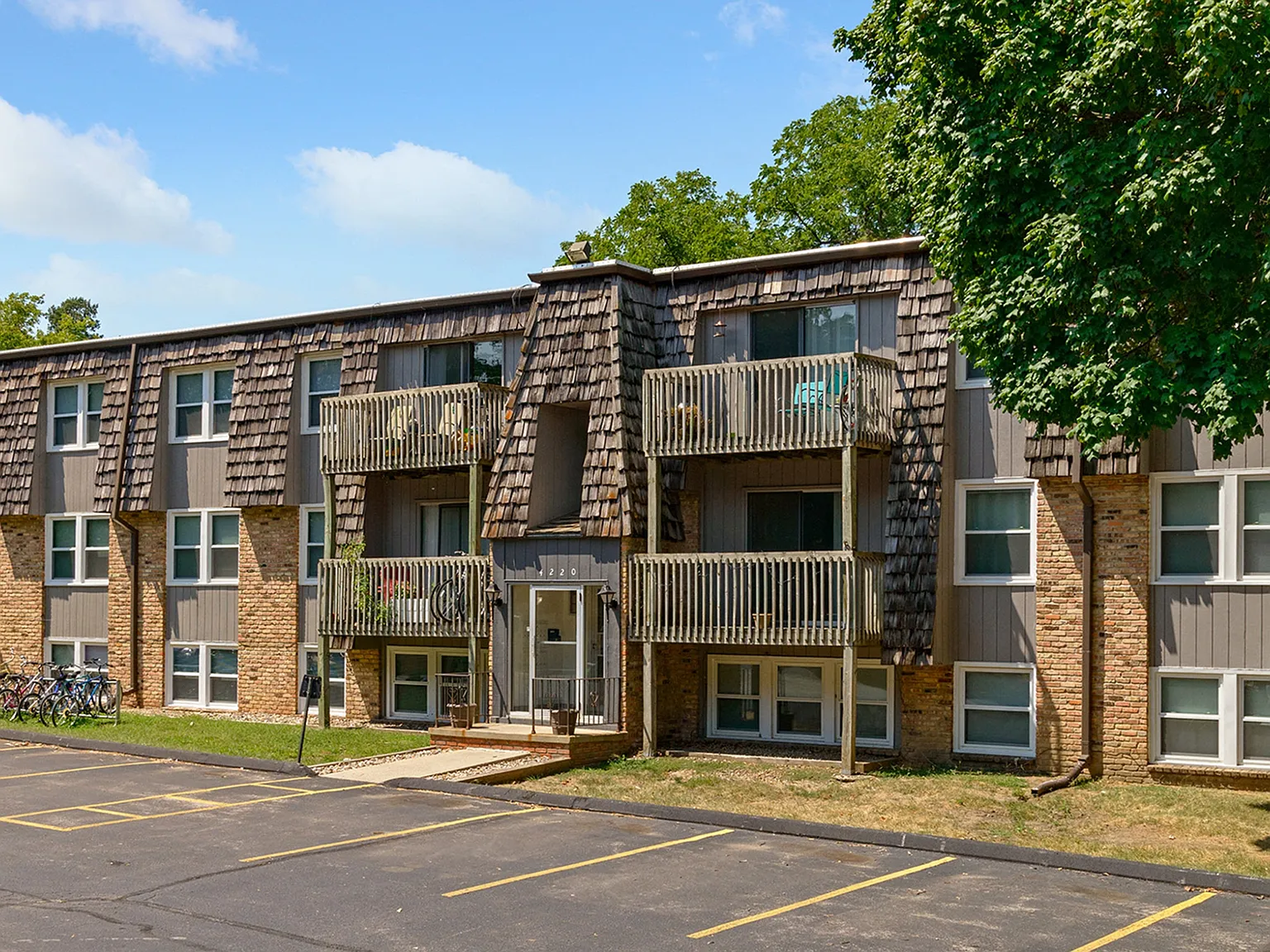 The 4220 Grand Apartments — Photo 2