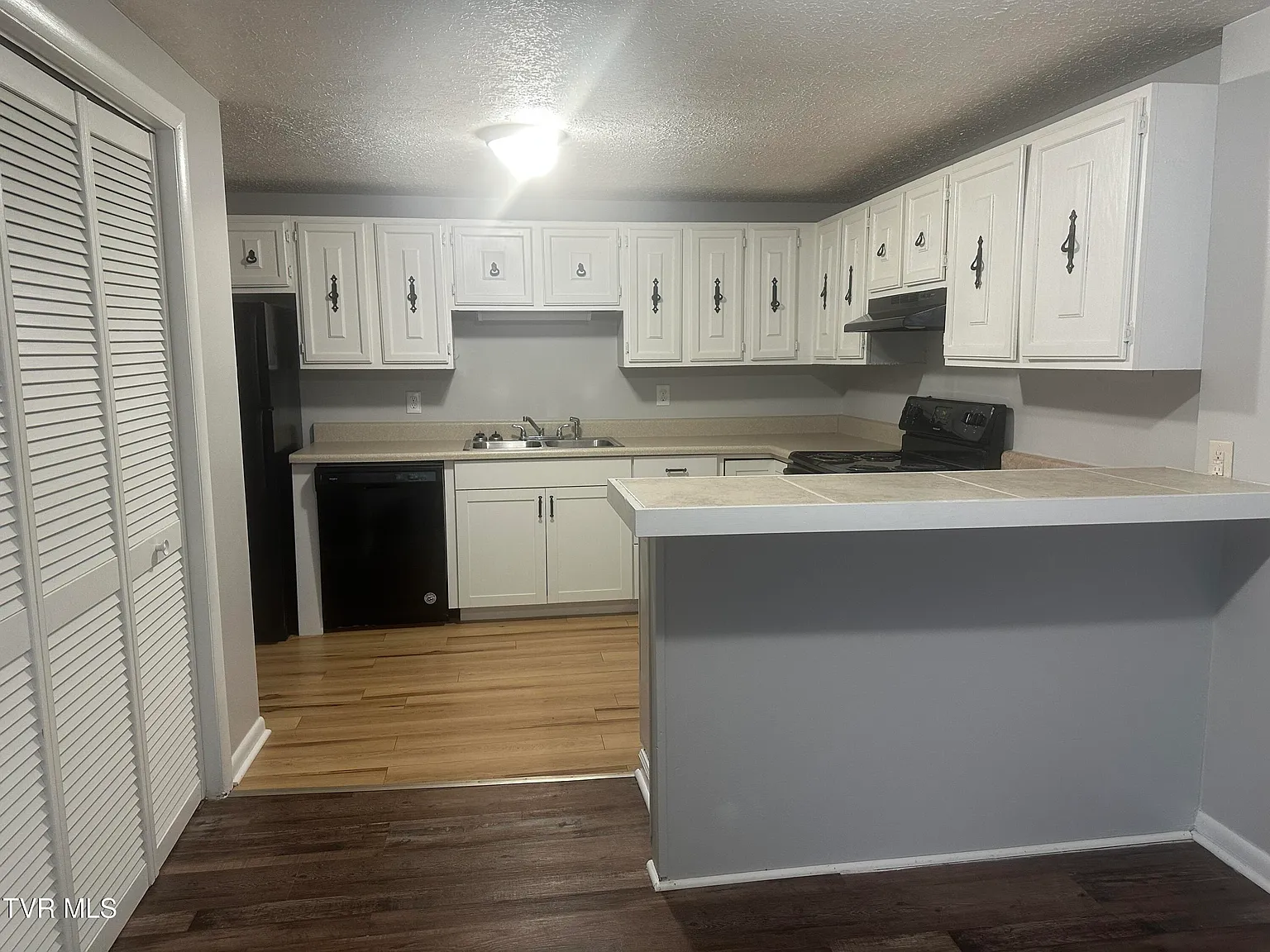2 bed, 976 sqft, $1,000 — Photo 4