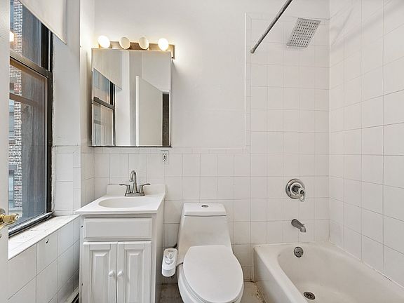 3rd image of 4 Bleeker St Unit 3