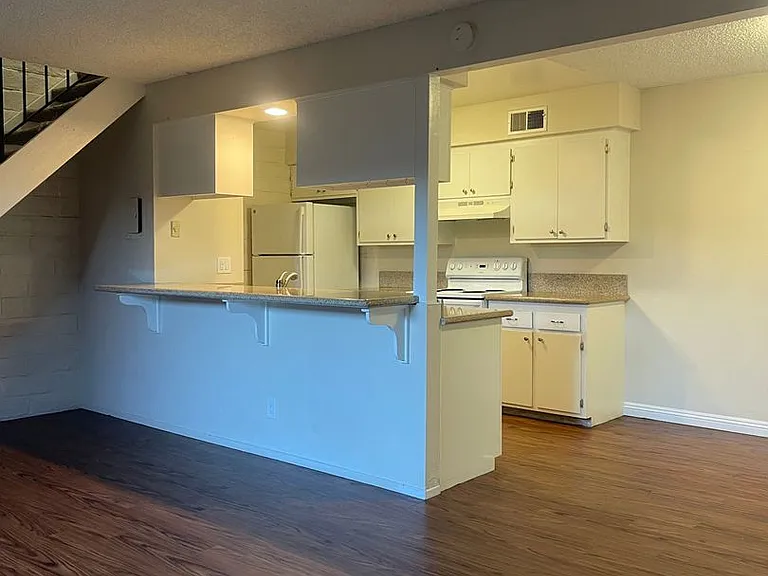 3260-3276 3306 Alexander Dr — Photo 3