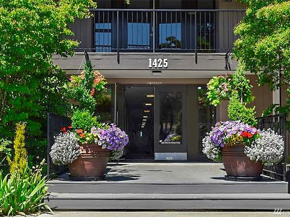 Fabulous ! Bedroom - ! Bathroom Condo Located In The Benson Hill Complex.  HOA Dues Includes Water, Sewer, Garbage, Use Of Common Area Amenities, Common Area Maintenance. 