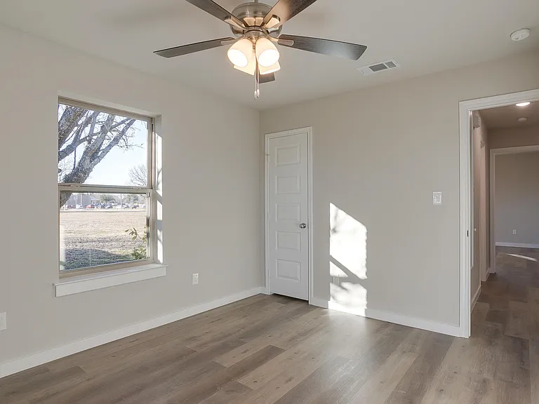 305 Bentley Dr — Photo 21