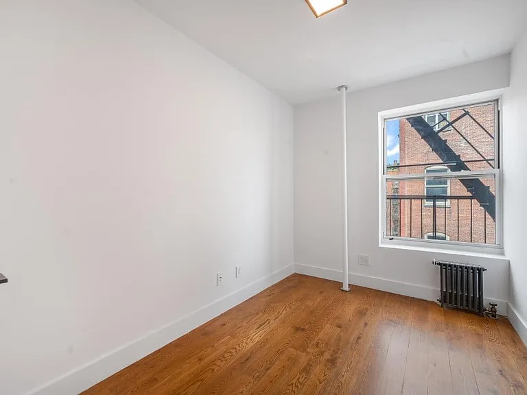 629 E 5th St #10 — Photo 4