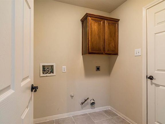 5th image of 811 Courtside Dr W