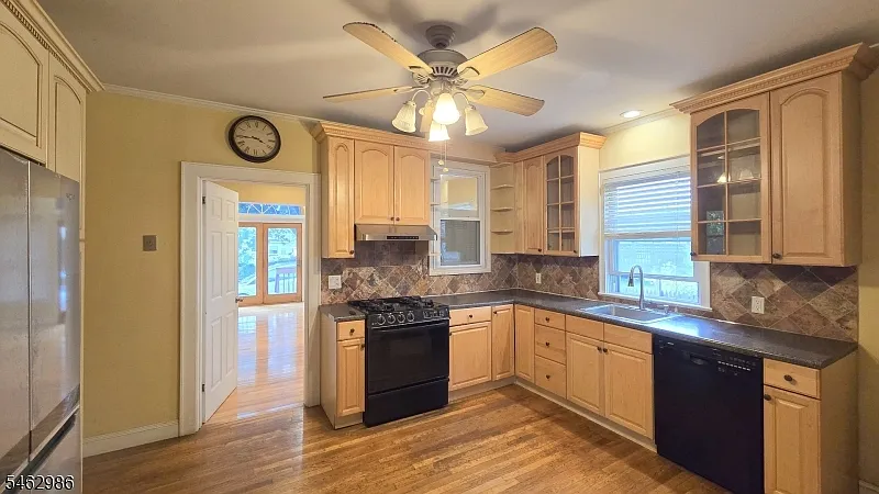 3 bed, 1.0 bath, 1300 sqft, $2,900 — Photo 2