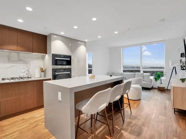 1675 Lions Gate Ln #1302, North Vancouver, BC V7P 0C5