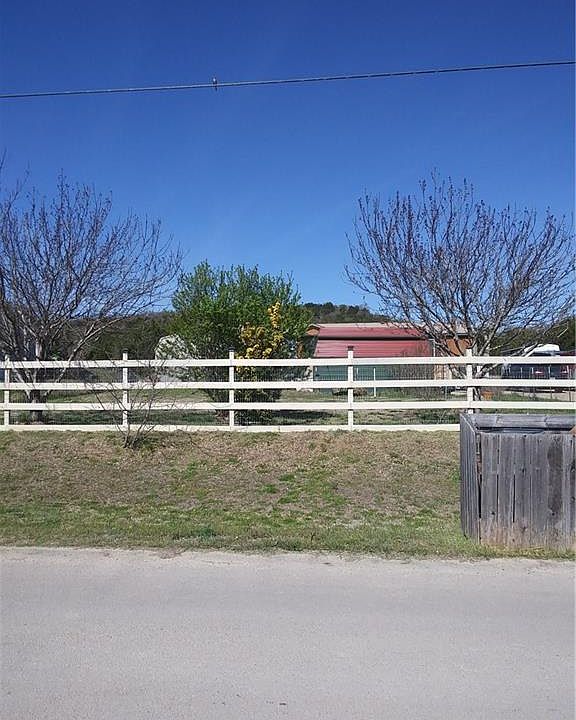 2nd image of 124 Julia Dr