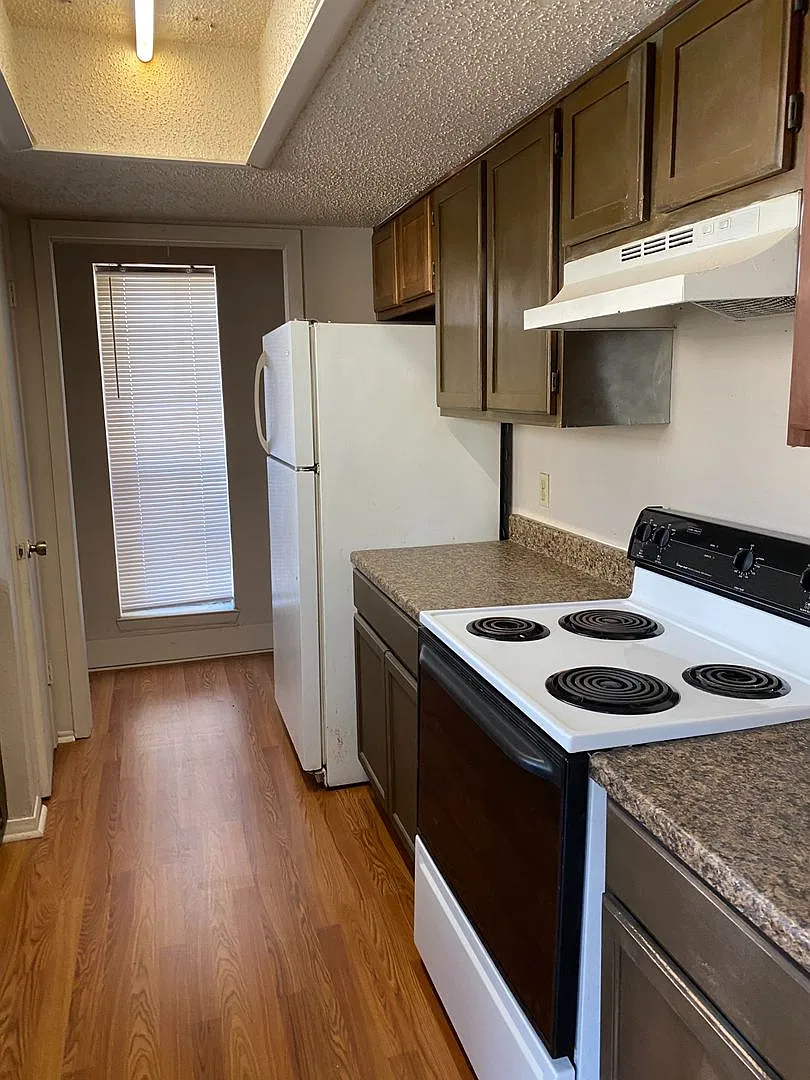 Spacious 2 Bed, 2.5 Bath Townhome Prime Location off Airline & Holly — Photo 4