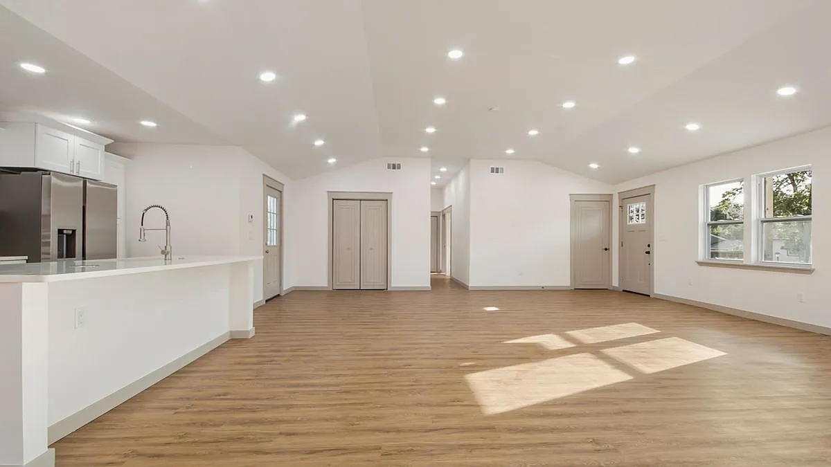 4 bed, 2.0 bath, 1990 sqft, $2,500 — Photo 4