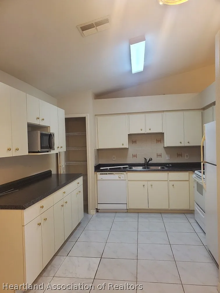 4 bed, 2.0 bath, 1588 sqft, $1,600 — Photo 4
