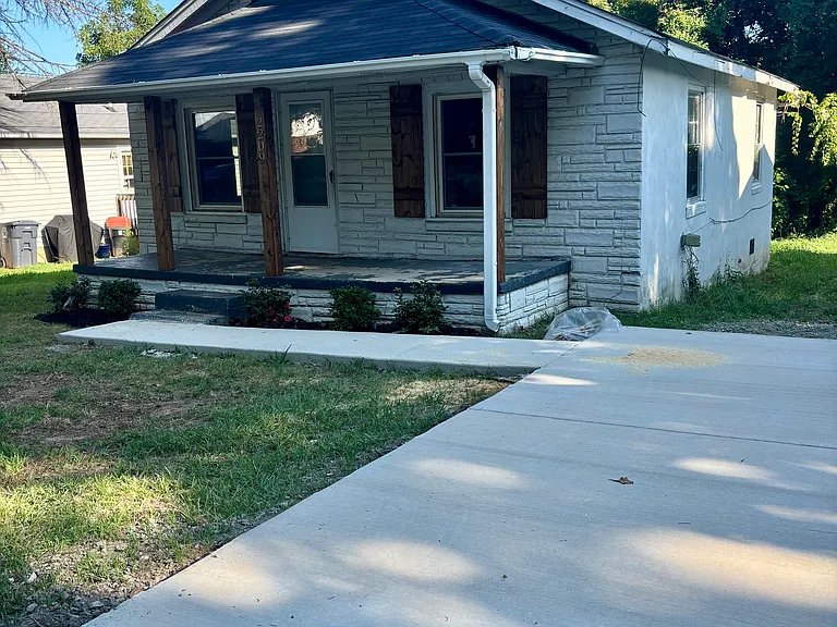 2209 Delta Pl — Photo 3
