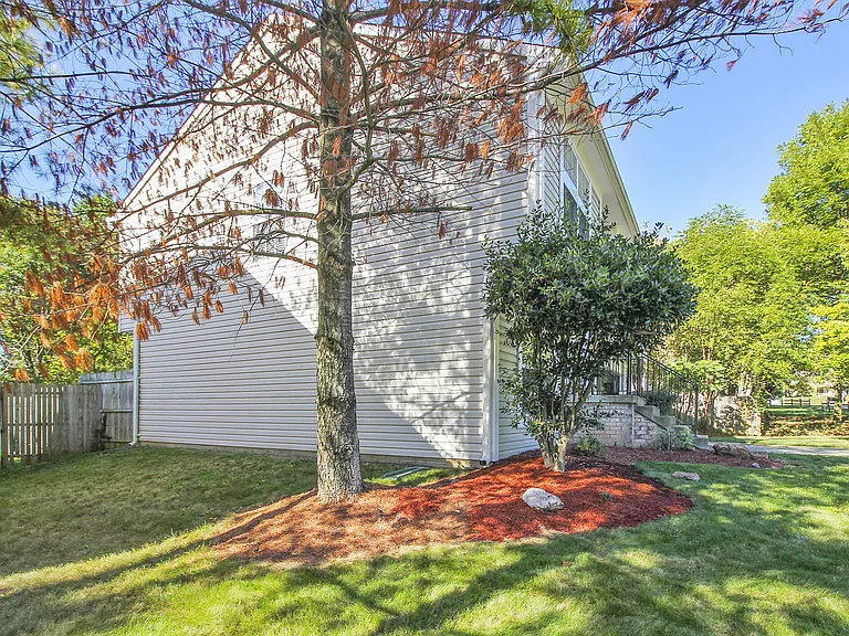 102 W Deer Park Rd — Photo 7