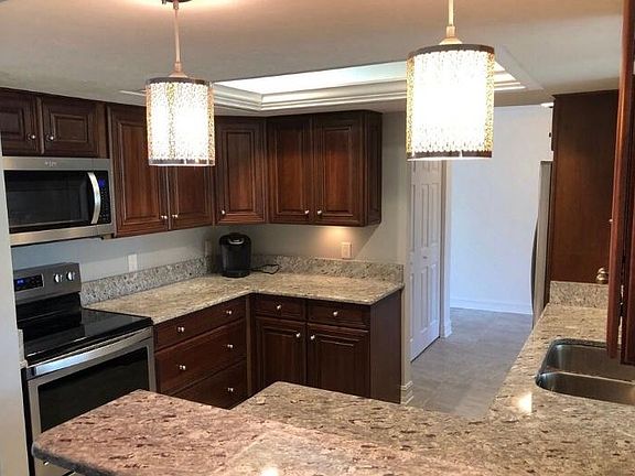 5th image of 814 SW 52nd St