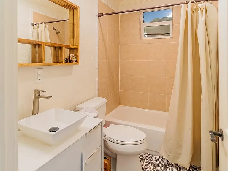 1607 W 22nd St — Photo 31