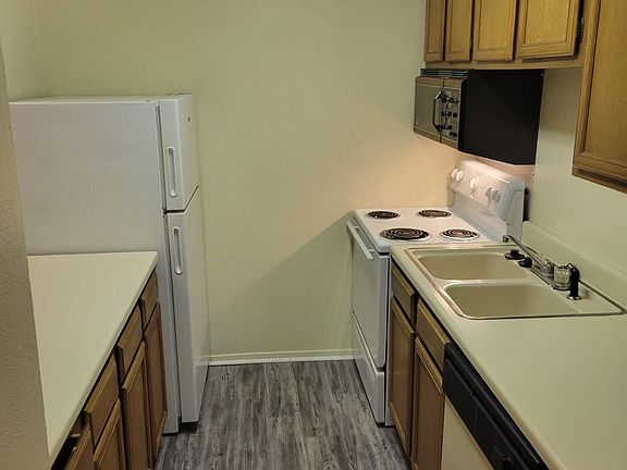 3rd image of 1901 Holleman Dr W APT 213