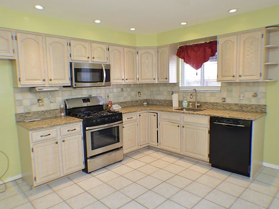 4th image of 387 Quintard St
