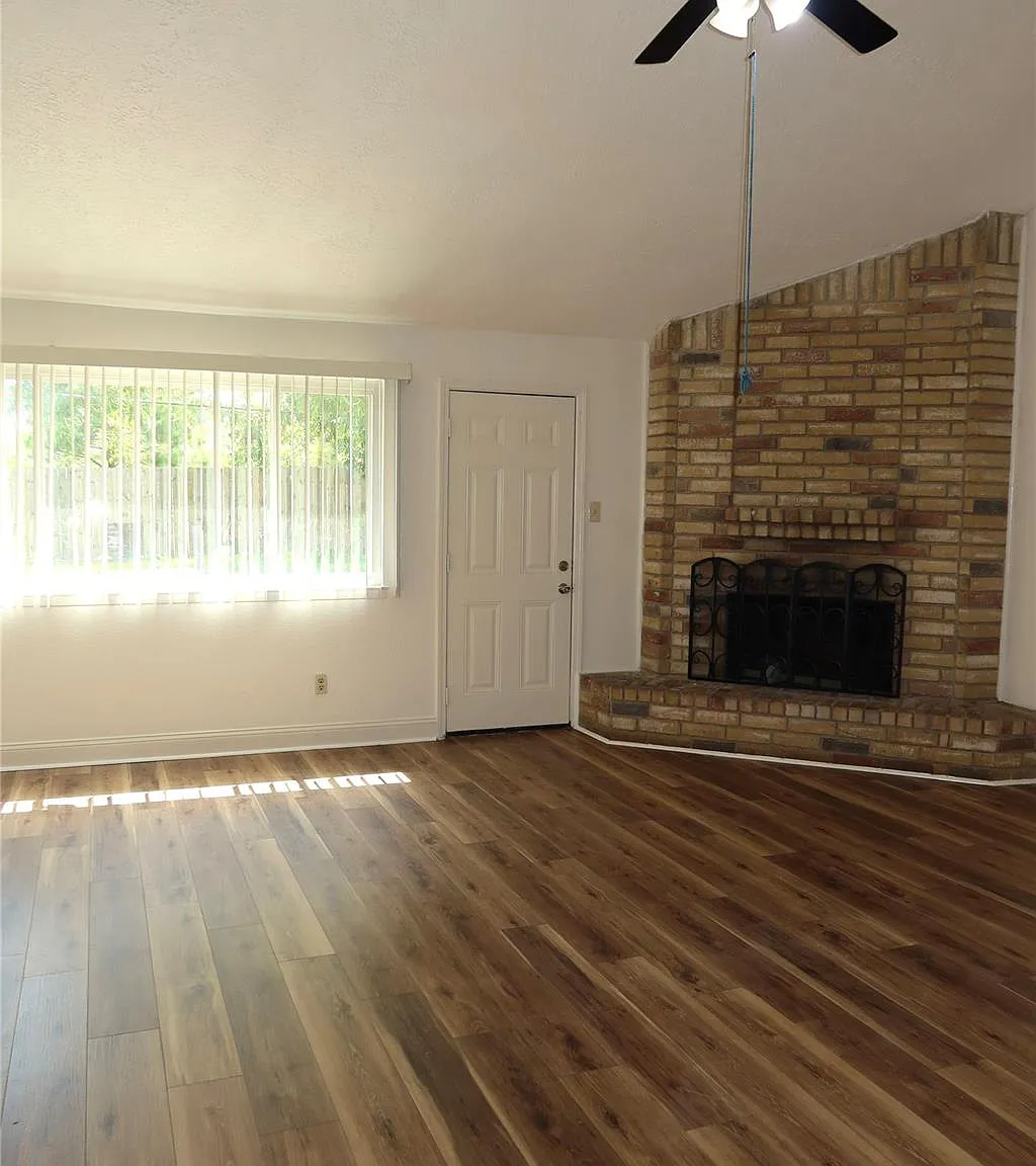3 bed, 2.0 bath, 1491 sqft, $2,300 — Photo 4