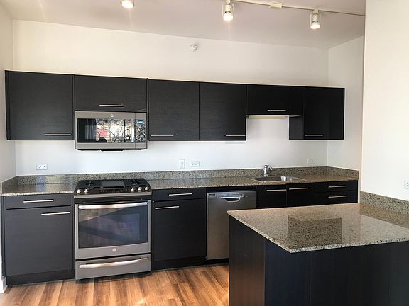 3rd image of 1535 N Dayton St #306