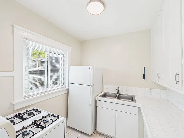 Grandview Apartments — Photo 58