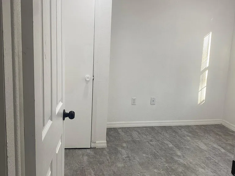 1810 Brack St — Photo 14