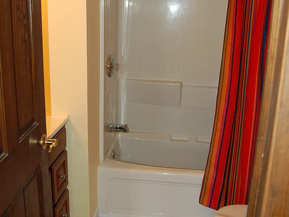 Downstairs Bathroom w/ tub