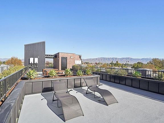 5th image of 10806 Blix St #302