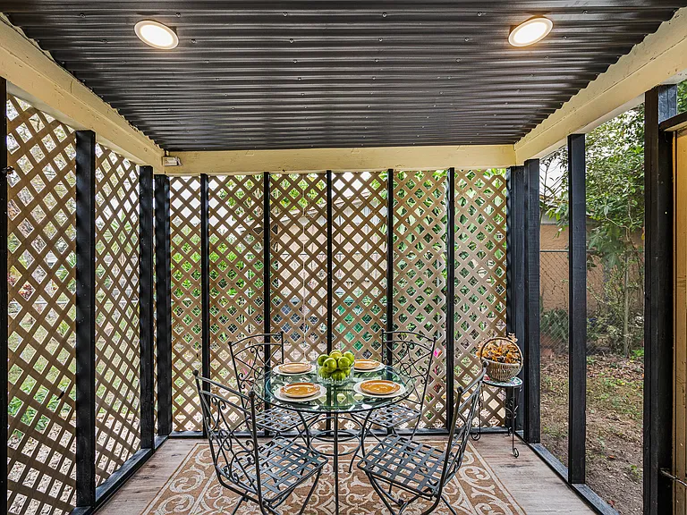 E Grove St — Photo 12