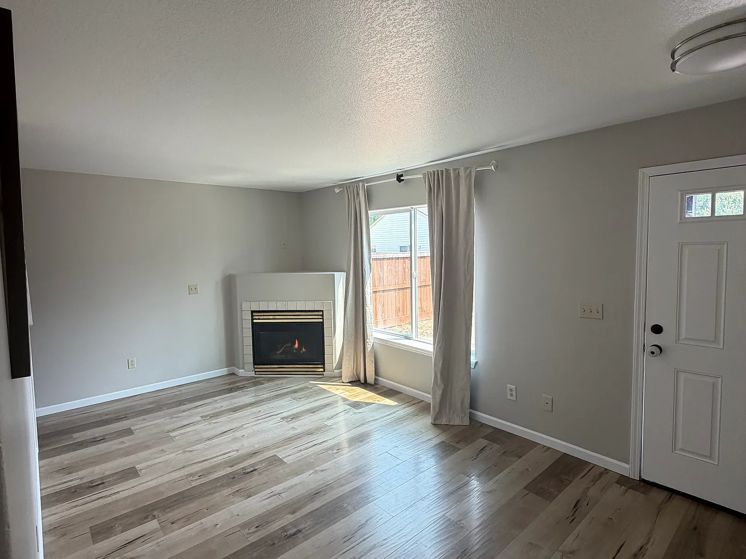 3 bed, 1.5 bath, 1316 sqft, $2,275 — Photo 4