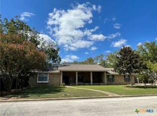 512 Devall St, Hallettsville, TX 77964
