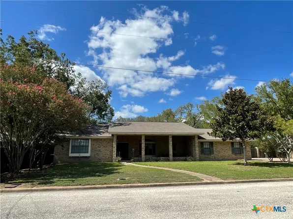 512 Devall St, Hallettsville, TX 77964