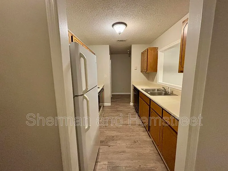 3 bed, 2.0 bath, 1200 sqft, $1,100 — Photo 3