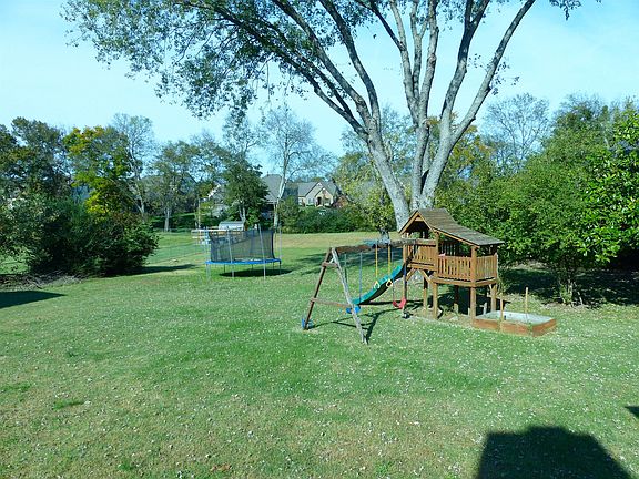 3rd image of 131 Lori Lee Dr