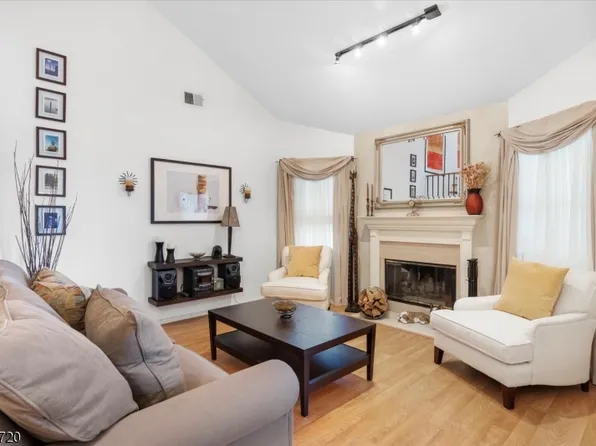 42 Quartz Ln, Paterson City, NJ 07501