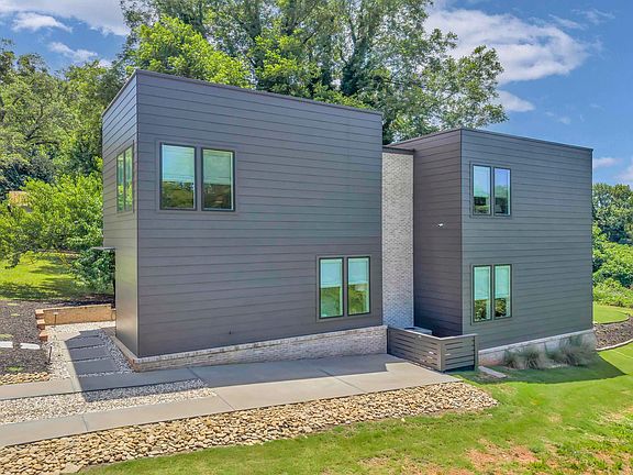 3rd image of 302 Hilly St