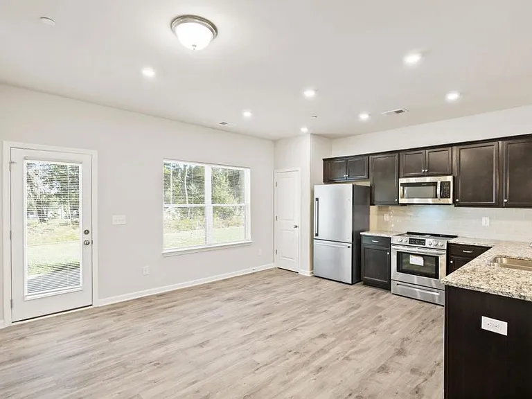 223 Emmett Dr — Photo 10