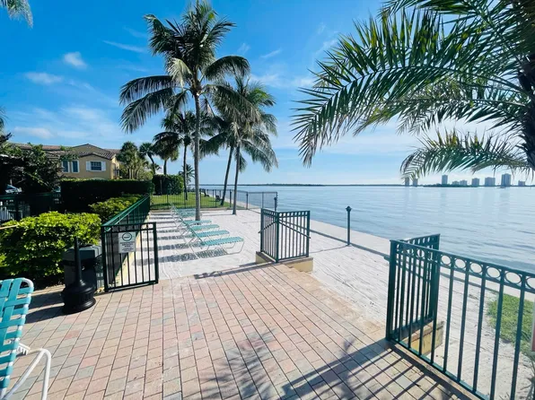 1060 Lake Shore Dr, Lake Park, FL