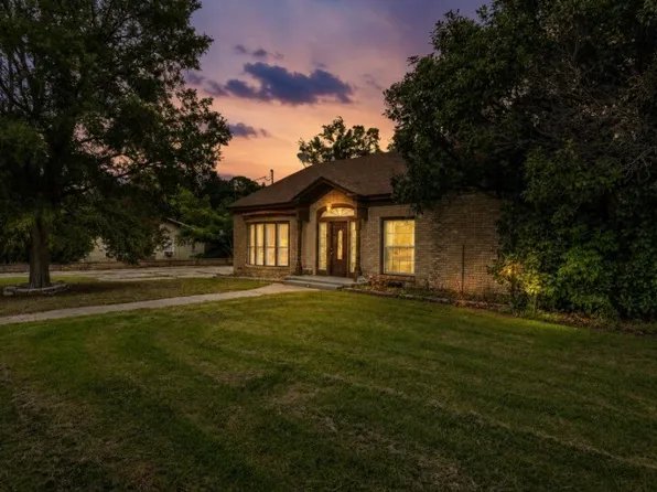 941 S Texas St, De Leon, TX 76444
