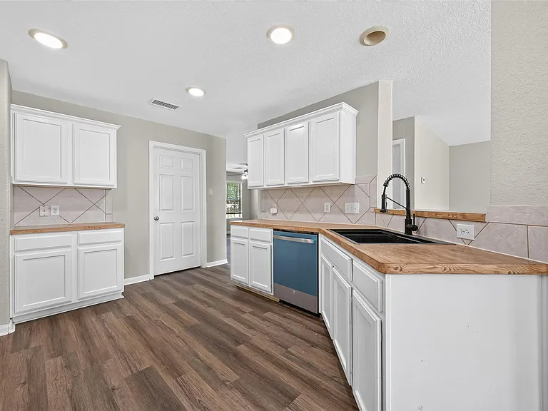 3219 Watercliff Ct — Photo 9