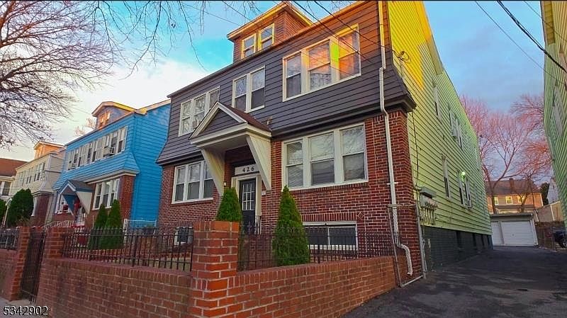 1st image of 424-426 Leslie St