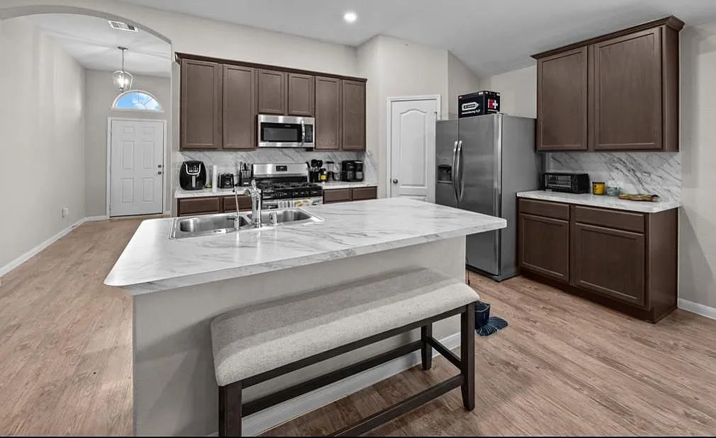 3 bed, 2.0 bath, 1740 sqft, $2,300 — Photo 4