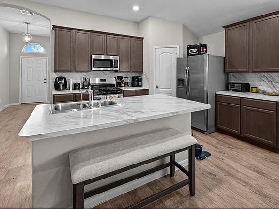 4th image of 689 Forest Bend Ln