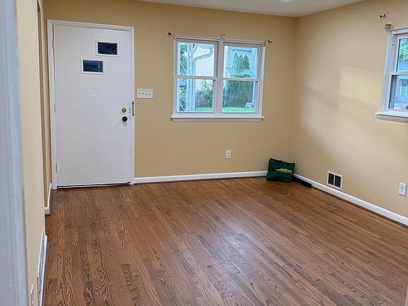 4th image of 1127 Daniels Ave