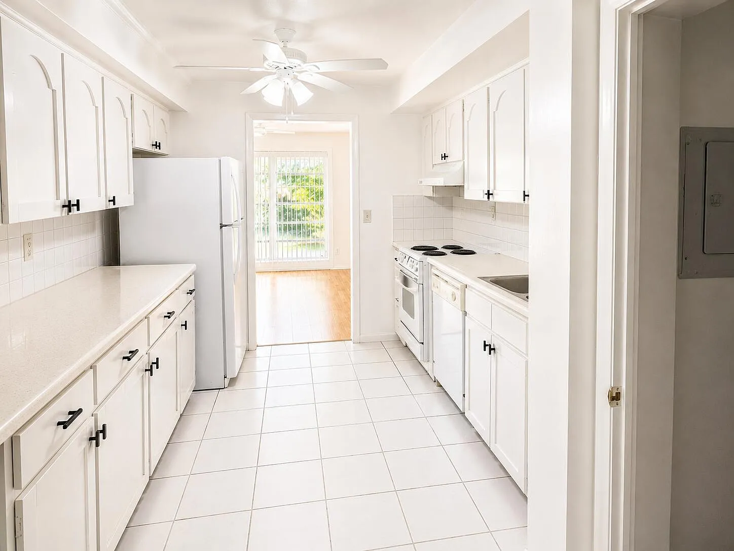 2 bed, 1.0 bath, 1000 sqft, $2,000 — Photo 2