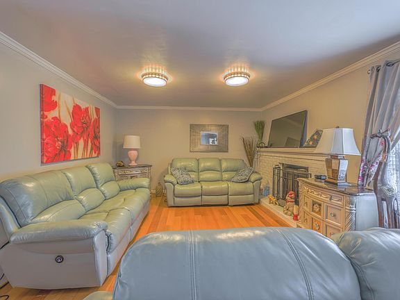 3rd image of 1186 Pebble Dr