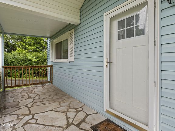 3rd image of 3010 NE Valley View Dr