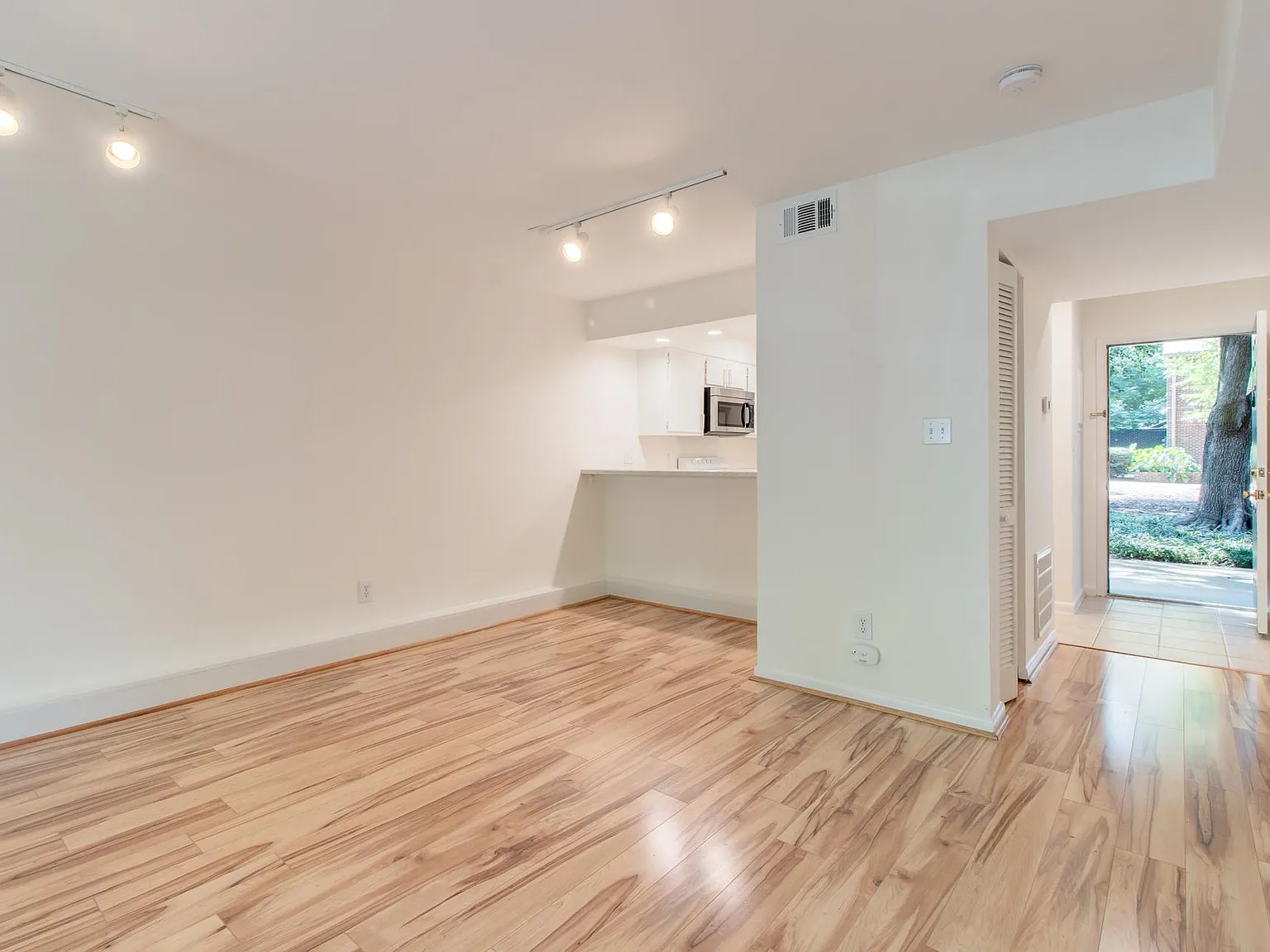 1 bed, $2,000 — Photo 4